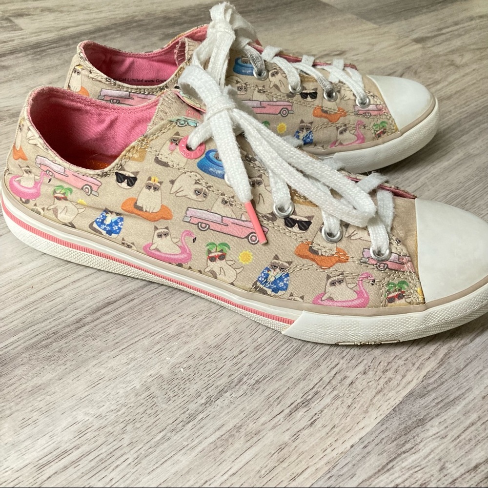 🐈Women’s size 8 grumpy cat sketchers with memory foams